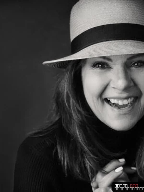 Eva Almos