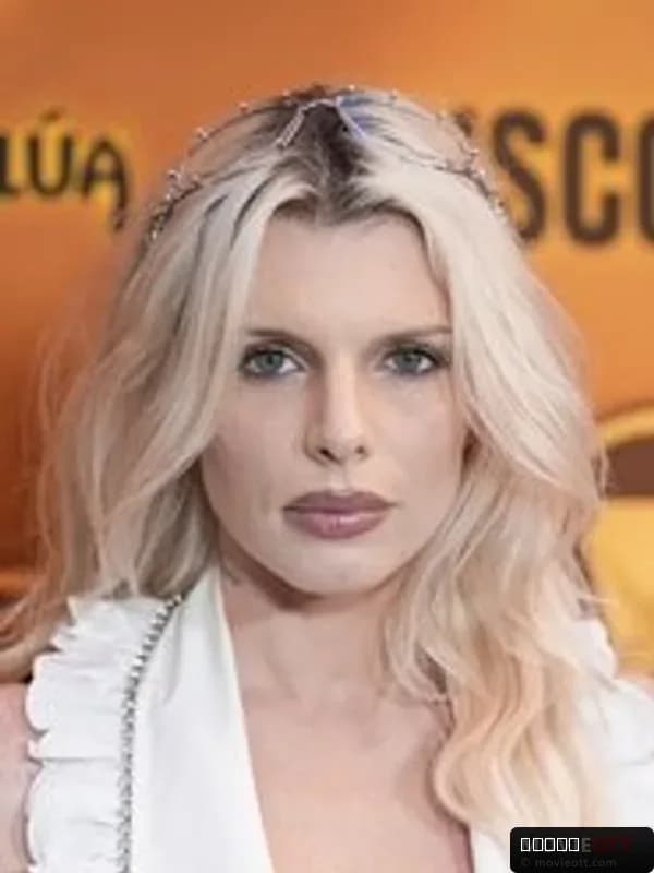 Julia Fox