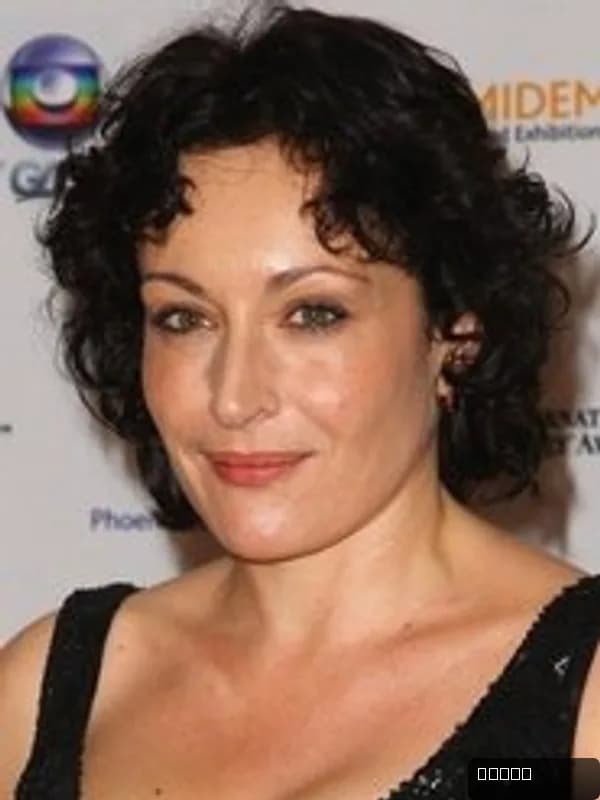 Lucy Cohu
