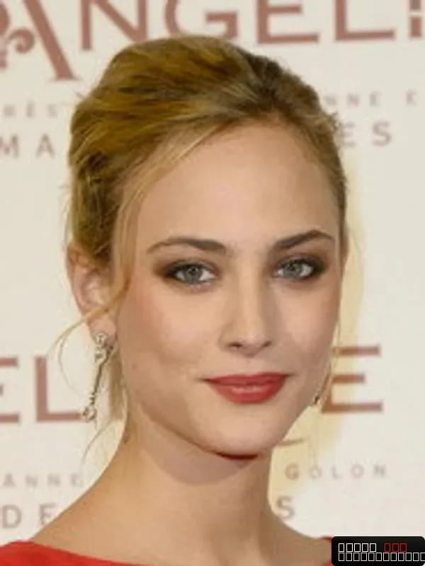 Nora Arnezeder
