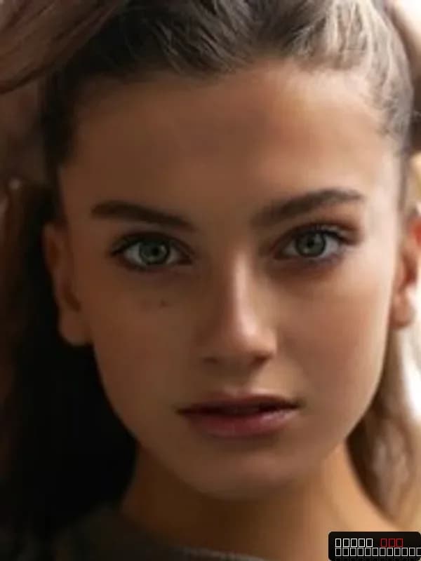 Zoë Pastelle Holthuizen